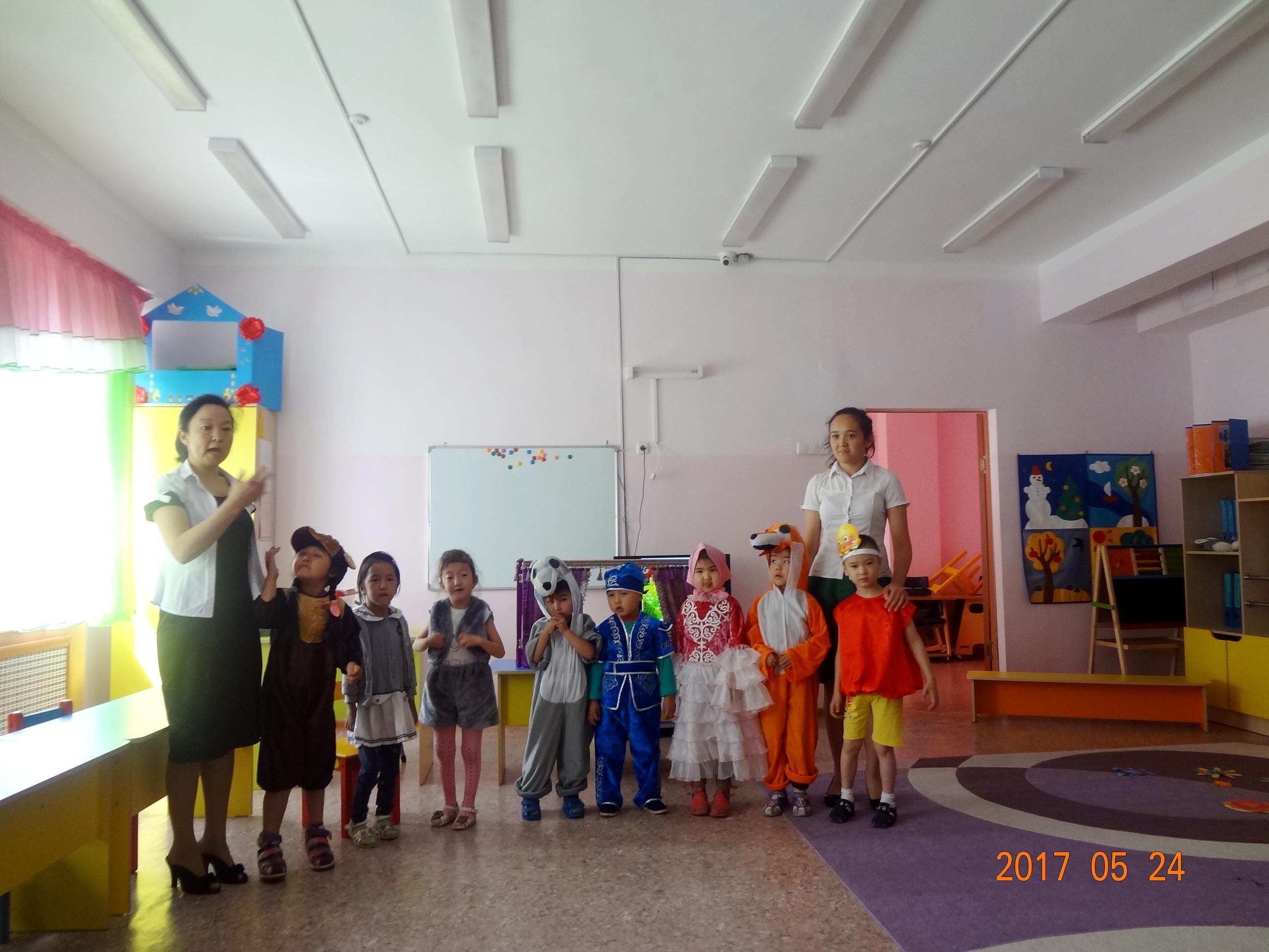 Счастье - это мягкие, теплые ладошки, За диваном фантики, на диване крошки, Что такое счастье - проще не ответить, Счастье есть у каждого, у кого есть