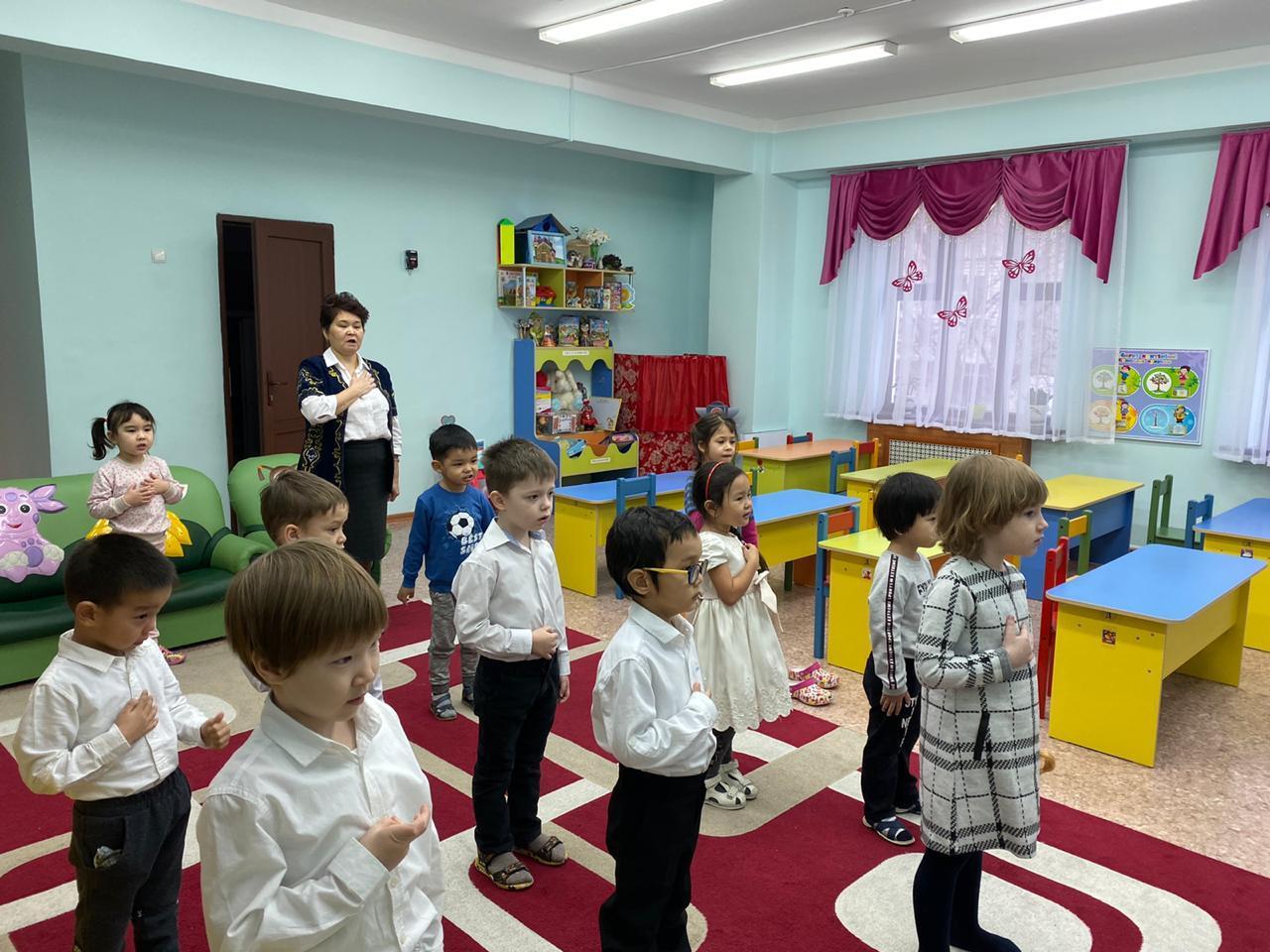 Ересек топ "Аққу" Тәрбиеші: Манекеева К.Т
