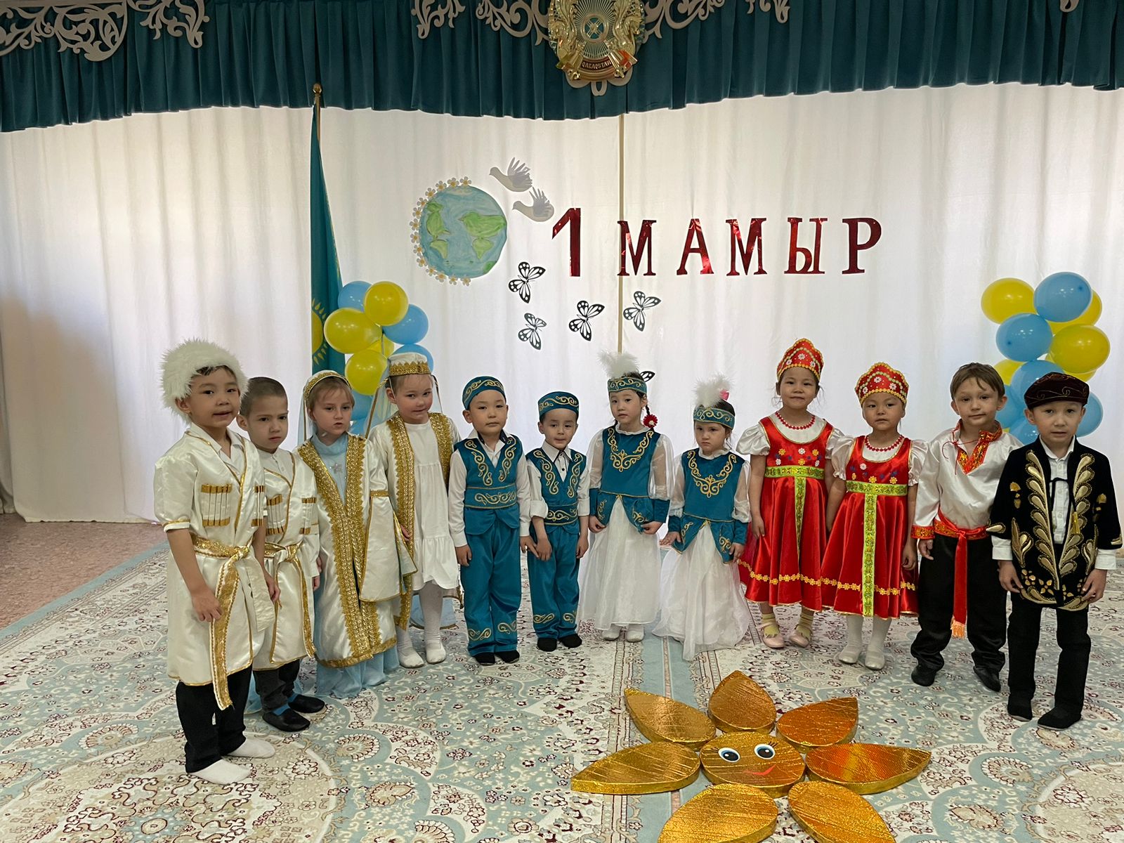 "Бірлігіміз жарасқан" Балабақша бүлдіршіндері.Мақсаты:Балалардың бірлік, ынтымақтастық туралы түсініктерін кеңейтіп, көп ұлтты халқымыздың тыныштығы мен бірлігін нығайтуға ат салысатын азамат болуға тәрбиелеу.