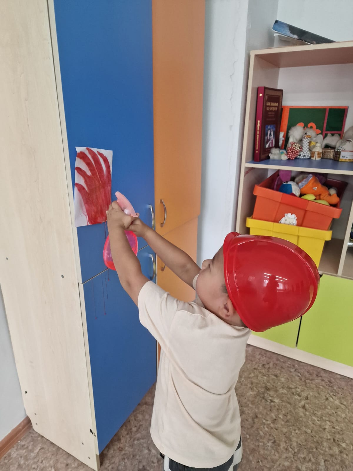 Ересек топ "Көгершін" "Өрт қауіпсіздігі" ұйымдастырылған іс- әрекет. Мақсаты:  Балаларға өрт туралы түсінік беру. Өрт тілсіз жау,өрттен сақтану жолдарын үйрету. Балалардың өрт қауіпсіздігі ережелері туралы білімдерін қалыптастыру.