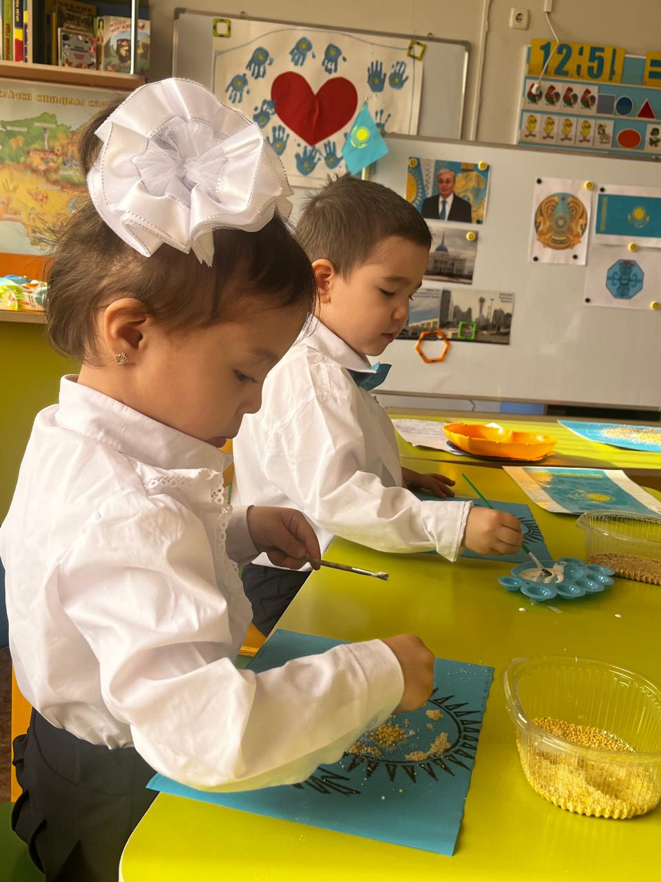 Ересек топ "Көгершін" ҰІӘ "Мен Отаныммен мақтанам!" Туған жерге деген патриоттық сезімдерін ояту, қолдың ұсақ моторикасын дамыту.